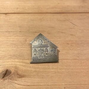 Lynda Thorp  Sterling Silver Vintage House Etched Detail Brooch Pin